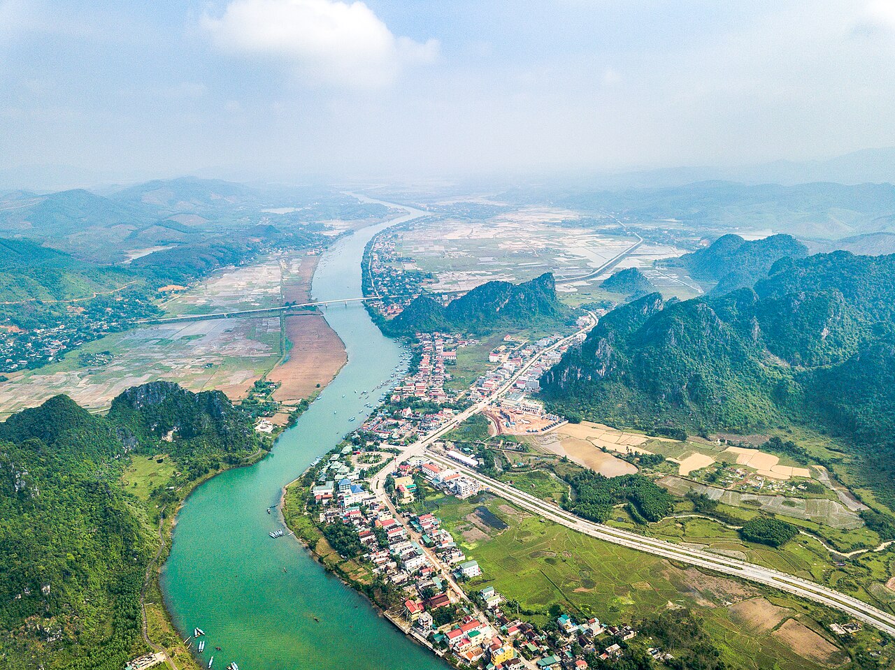 Sông Son và vùng núi đá vôi Phong Nha nhìn từ trên cao