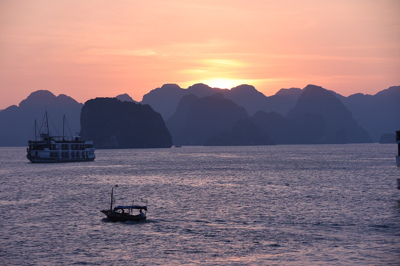 Hoàng hôn trên vịnh Hạ Long nhìn từ boong tàu