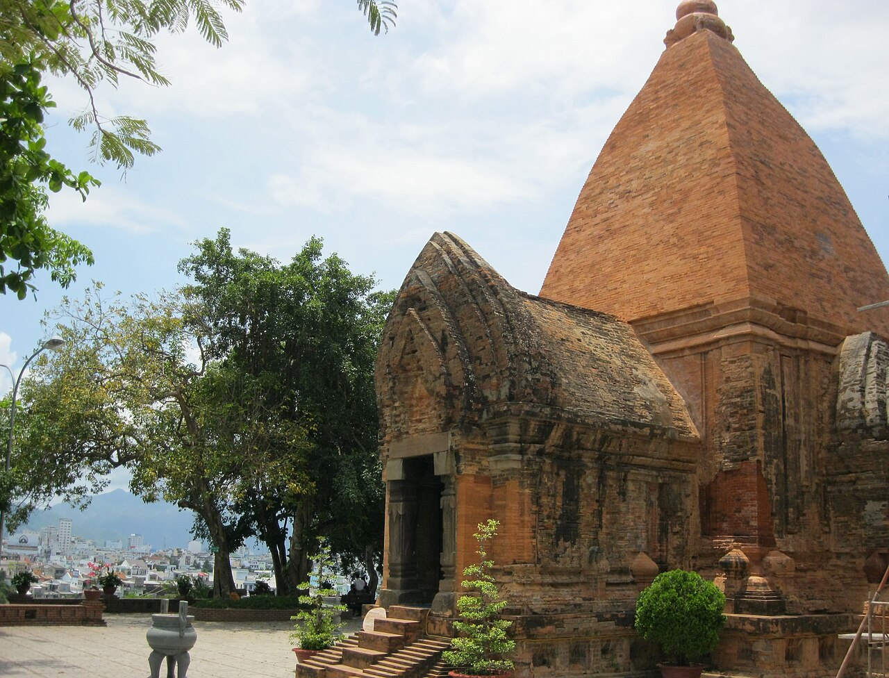 Một ngọn tháp trong quần thể Ponagar