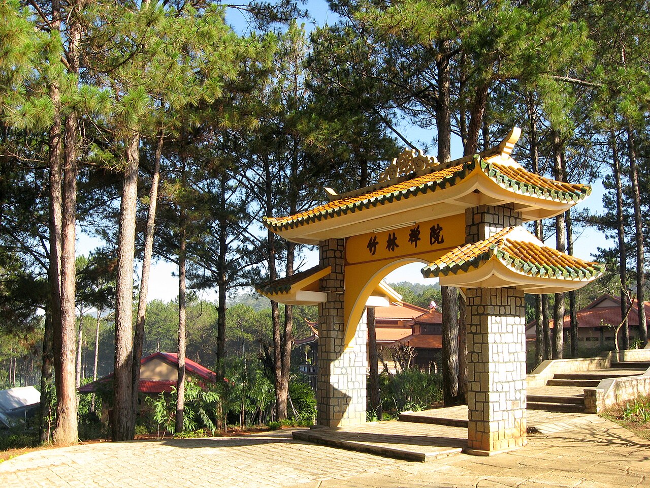 Cổng tam quan giữa hàng thông ở Thiền viện Trúc Lâm