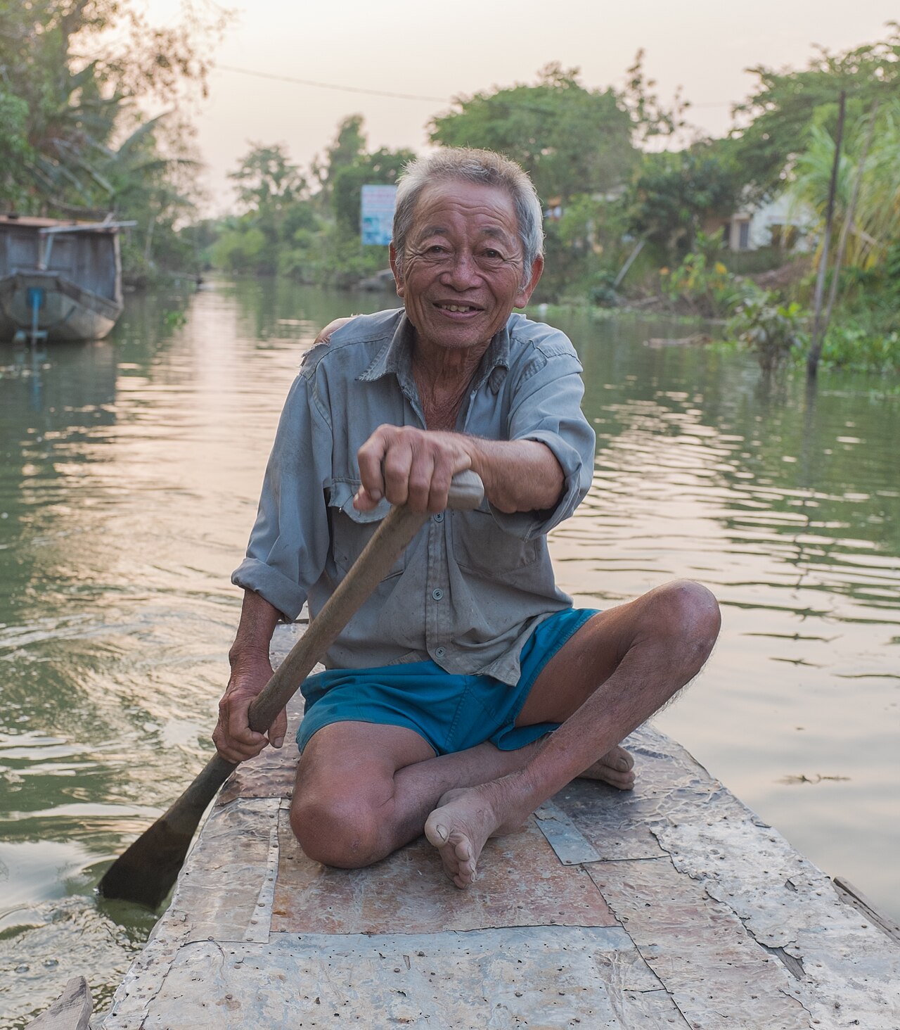 Người dân chèo xuồng ở cù lao An Bình