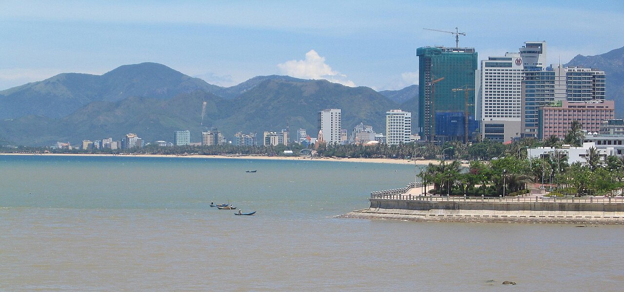 Nét đẹp Nha Trang: vịnh biển, tháp Bà Ponagar, Hòn Chồng, đảo Hòn Tre và vịnh Vĩnh Hy