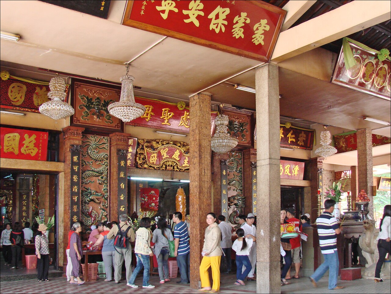Du khách dâng lễ trong Miếu Bà Chúa Xứ