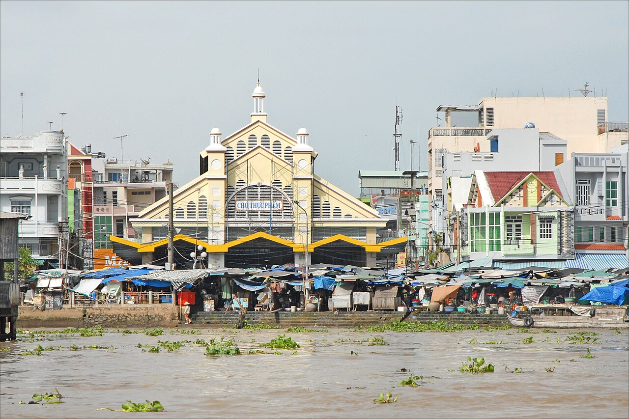 Chợ Sa Đéc nhìn từ bên kia sông
