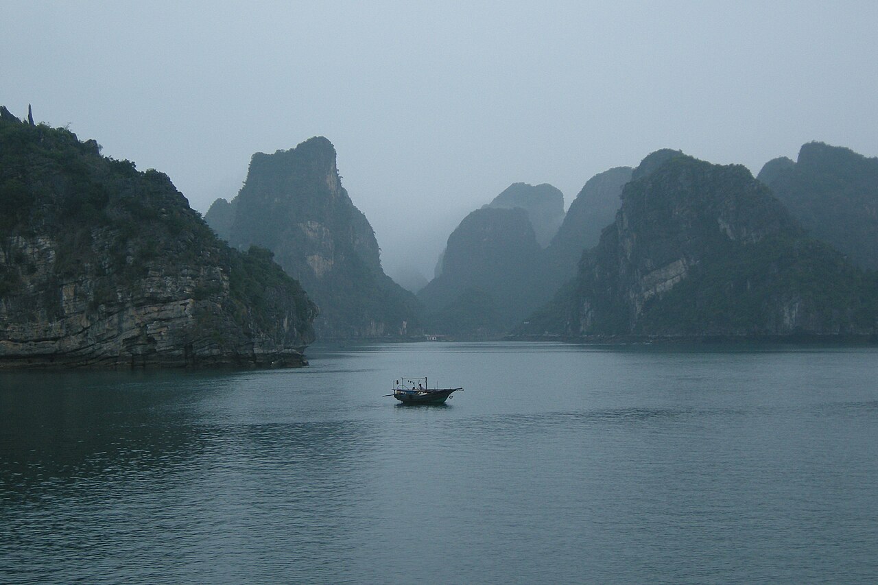Khối núi đá vôi trong sương mờ trên vịnh Hạ Long