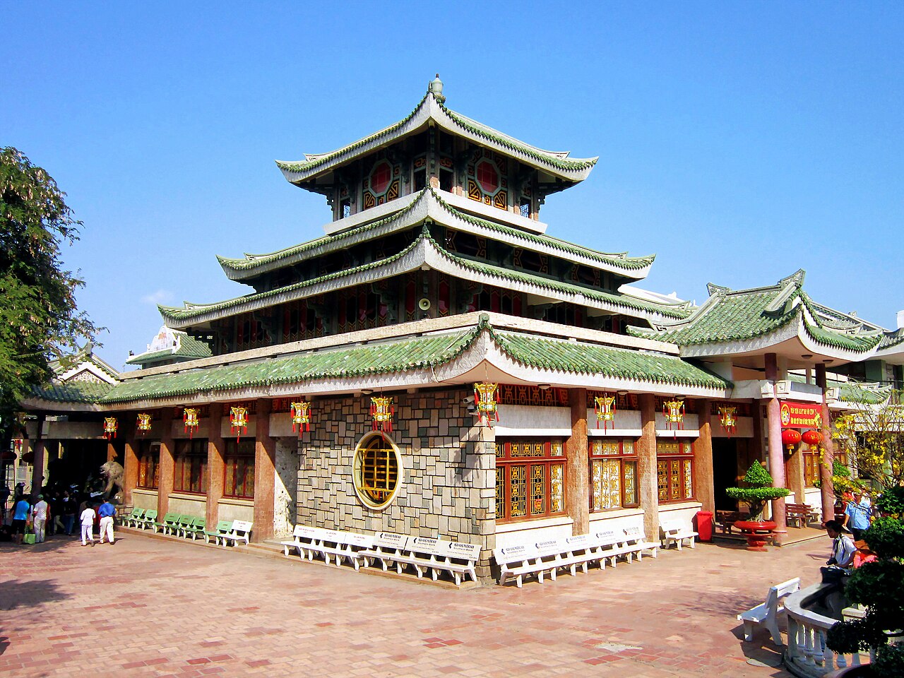 Miếu Bà Chúa Xứ núi Sam với mái ngói xanh