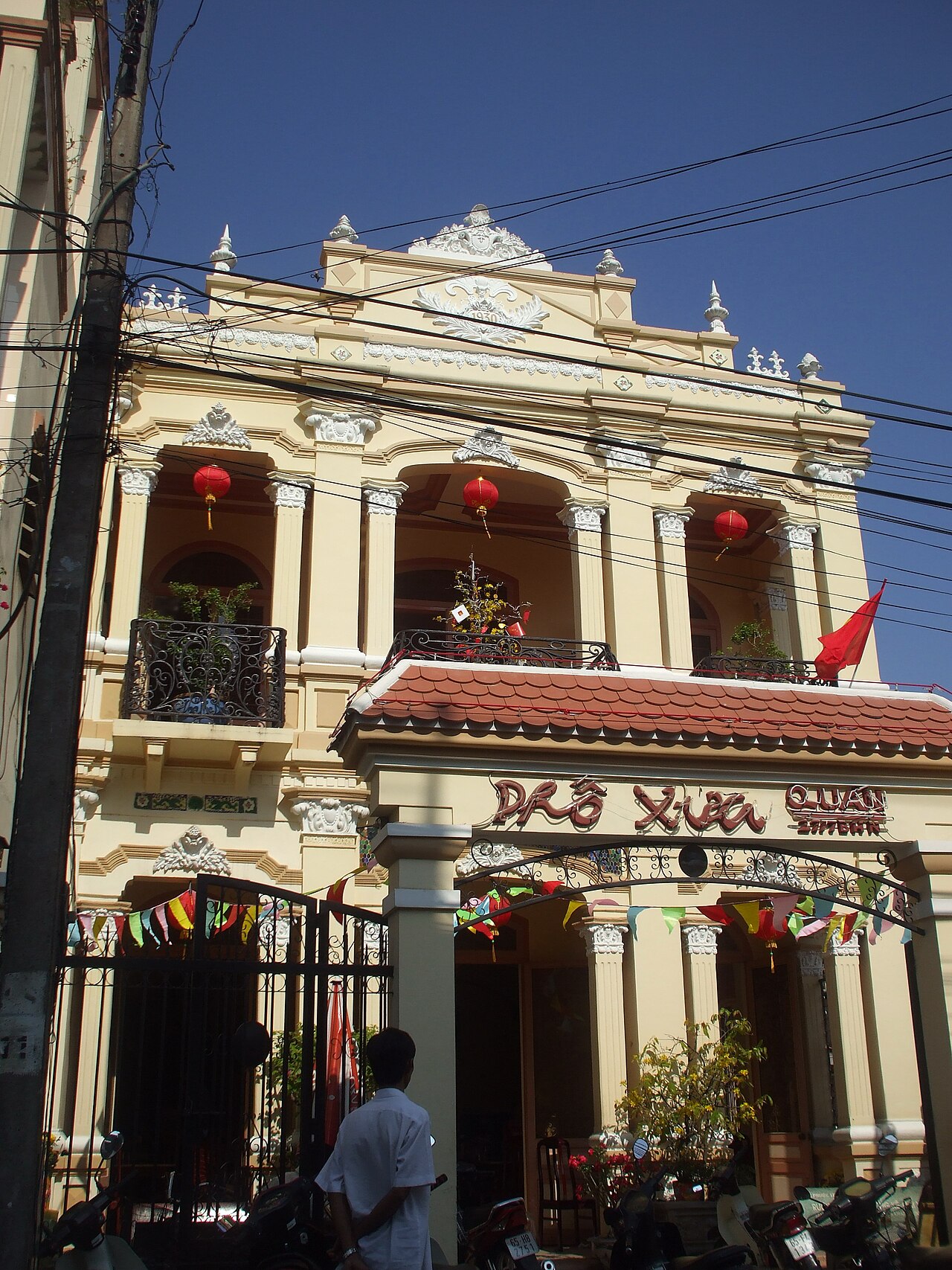 Hiên nhà cổ với bình hoa, chậu kiểng