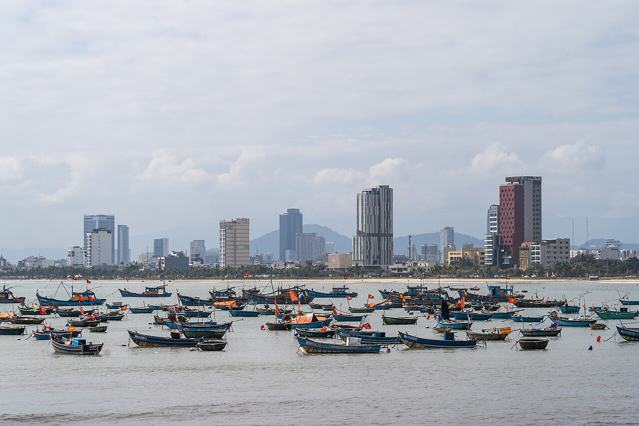 Thuyền cá trước dãy khách sạn ven biển Đà Nẵng