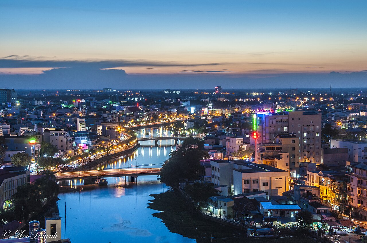 Cầu đi bộ Ninh Kiều về đêm