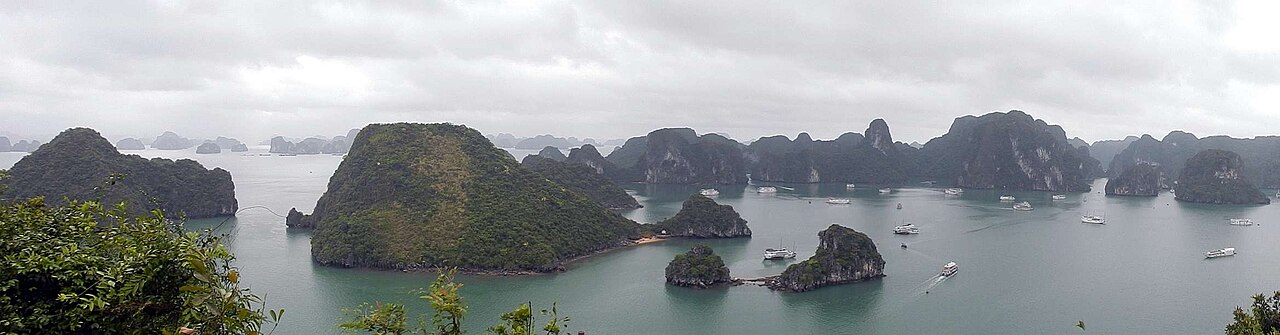 Toàn cảnh vịnh Hạ Long