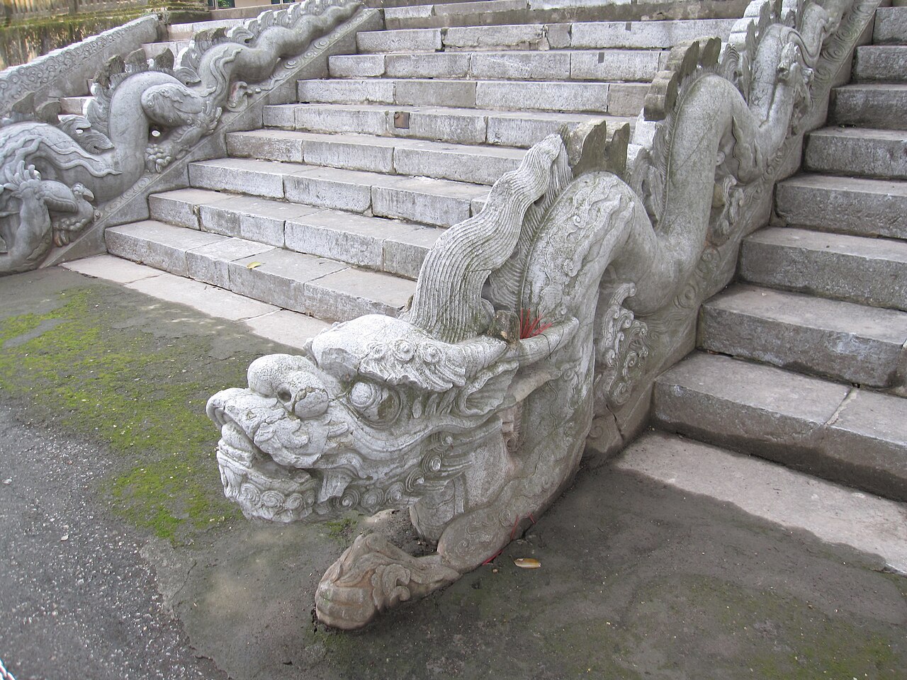 Rồng đá ở bậc thềm điện Kính Thiên