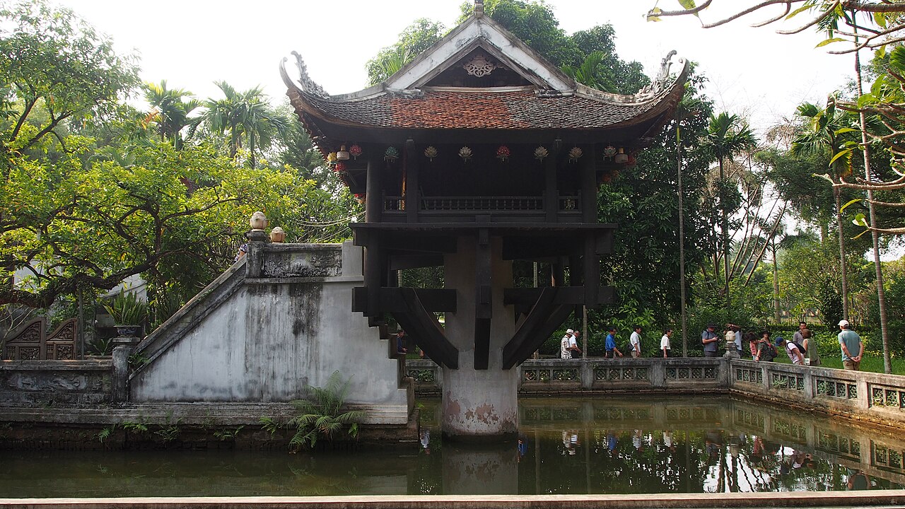 Chùa Một Cột giữa hồ sen