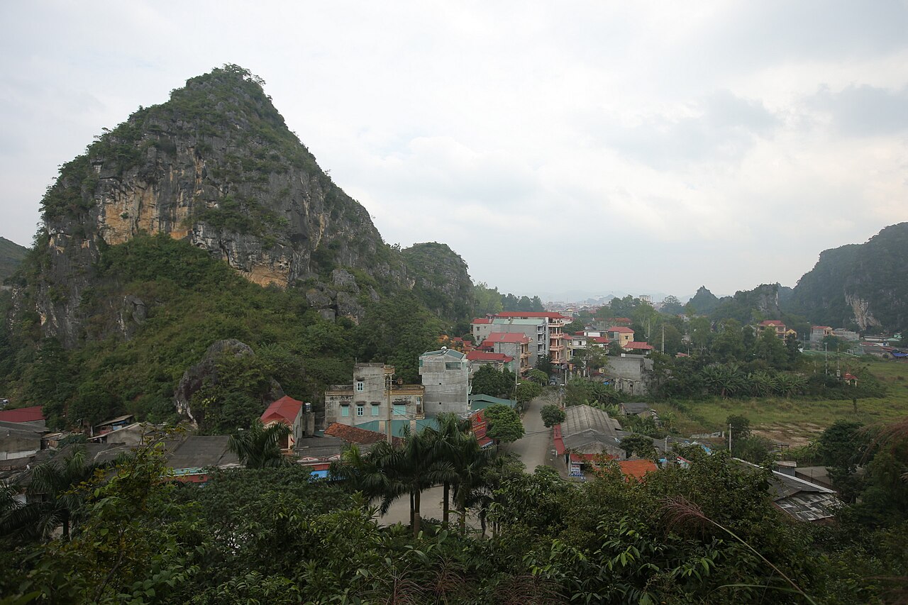 Núi đá vôi và phố xá Lạng Sơn