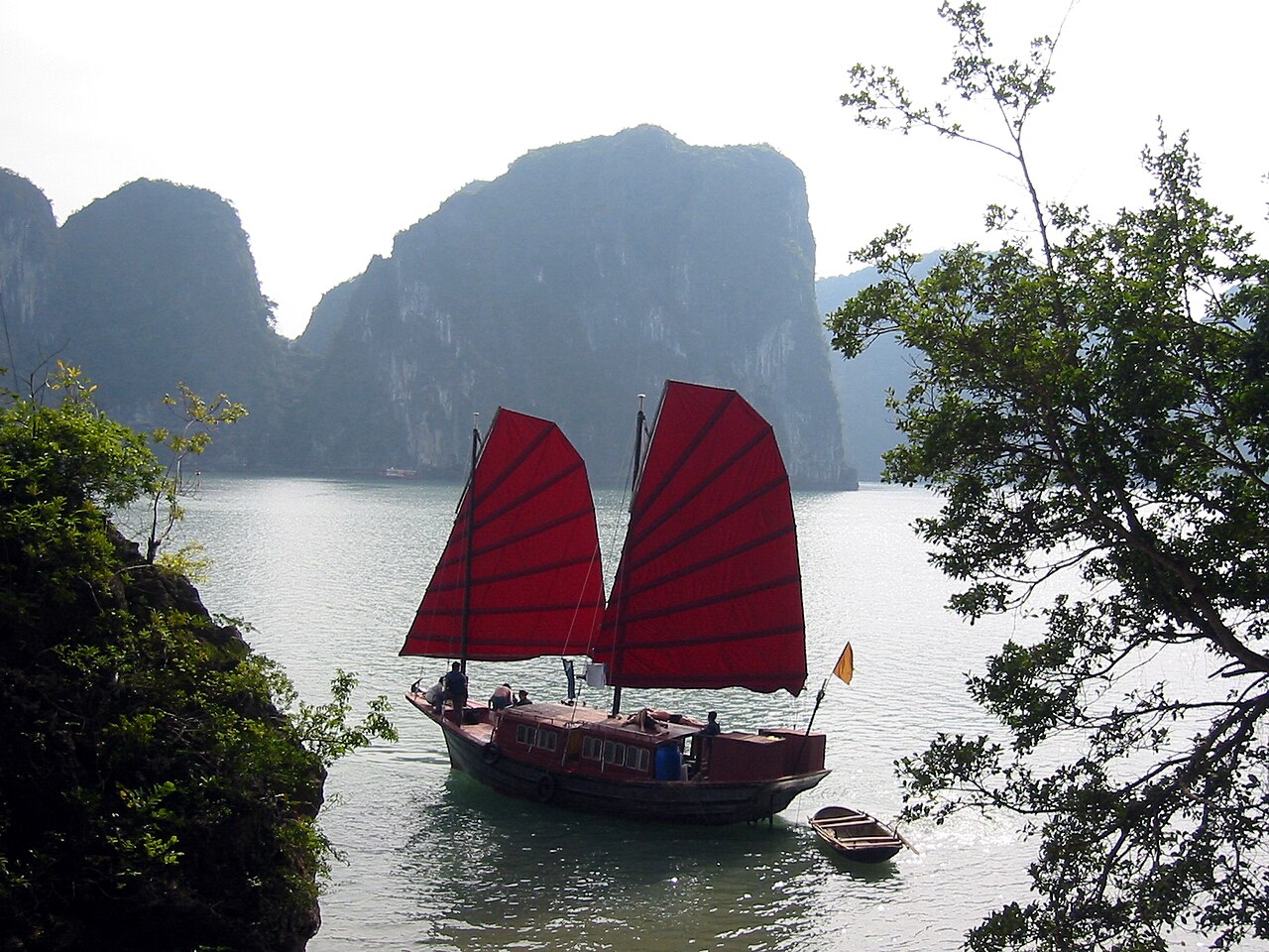 Thuyền buồm trên vịnh Hạ Long