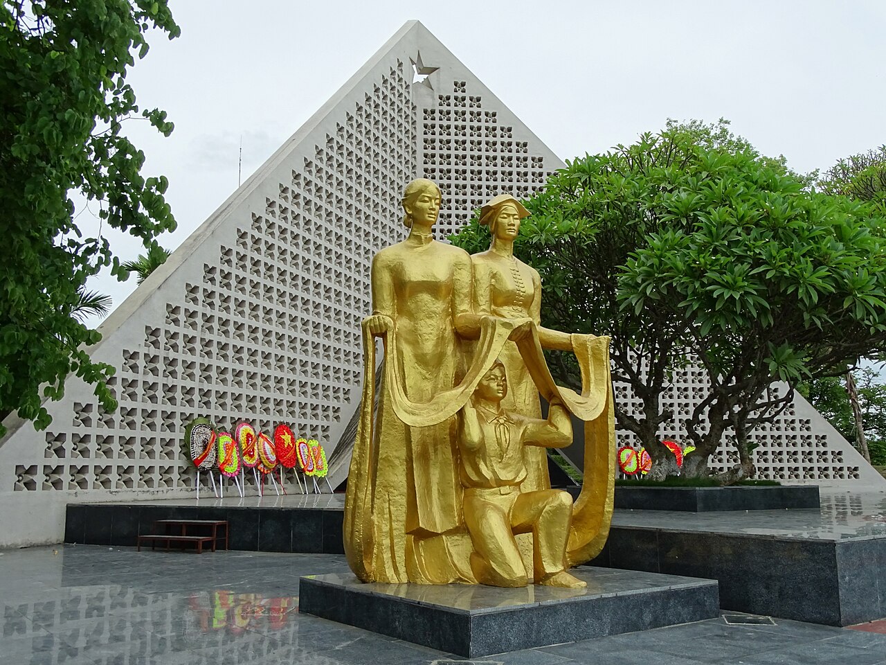 Đài tưởng niệm trong nghĩa trang liệt sĩ Điện Biên Phủ