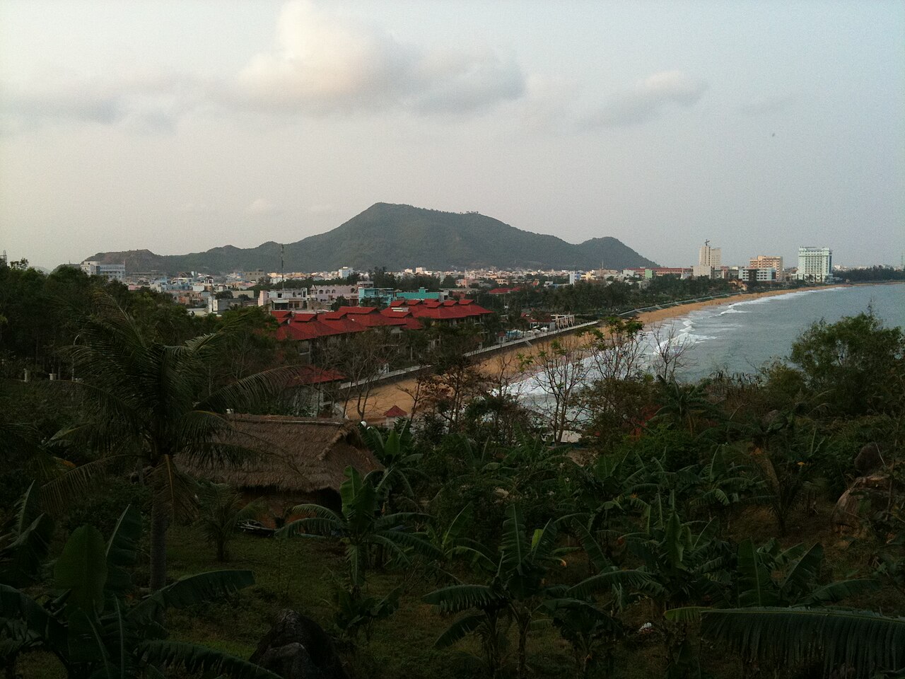 Quang cảnh thành phố Quy Nhơn và núi phía xa