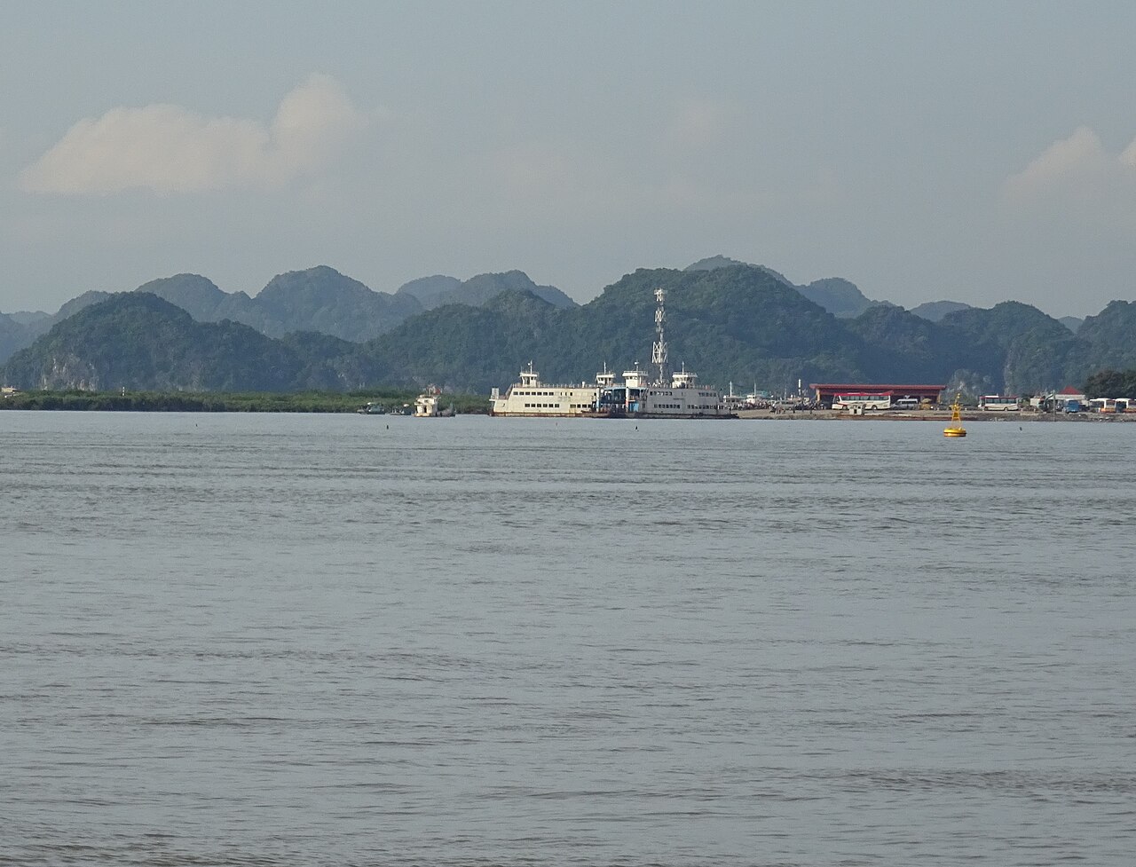 Bến phà Cái Viềng trên đảo Cát Bà