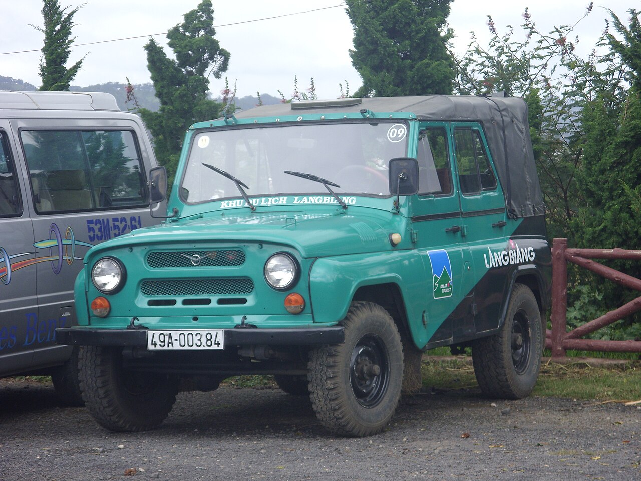 Xe jeep đưa khách lên đỉnh Langbiang