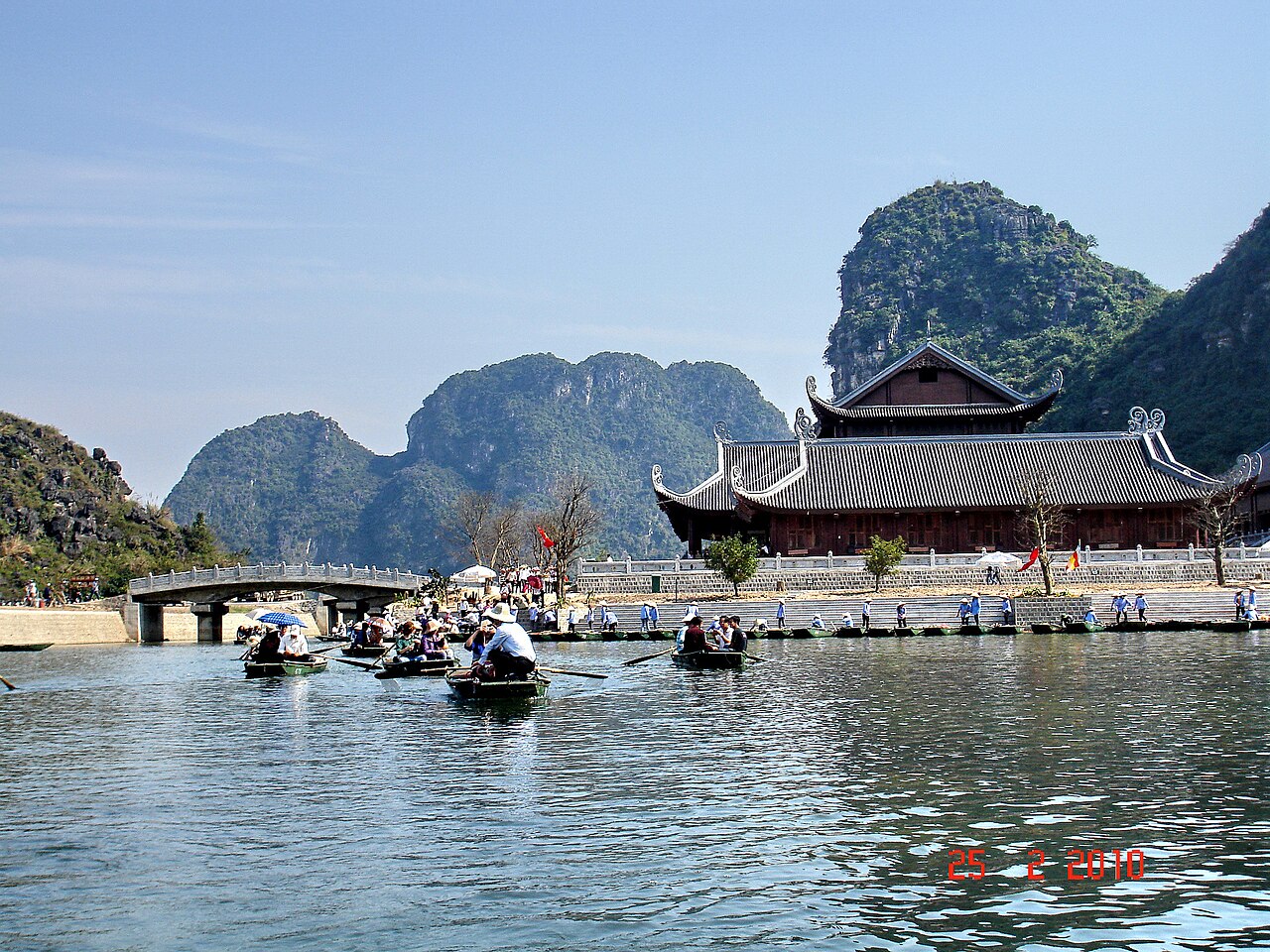 Bến thuyền Tràng An với những hàng thuyền nan