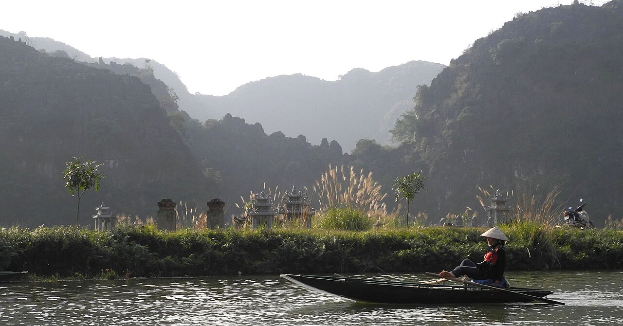 Sông Ngô Đồng giữa núi đá Tam Cốc