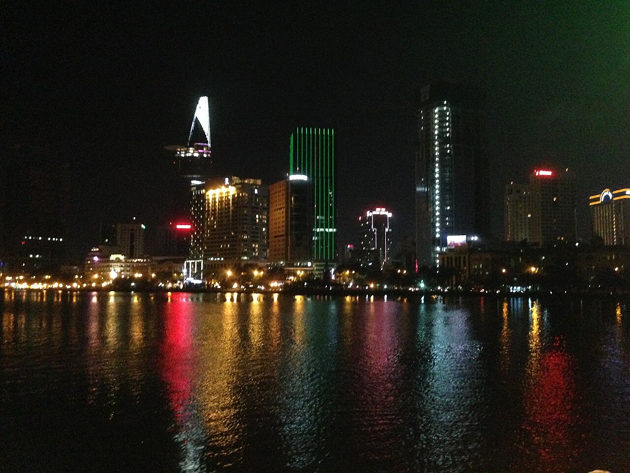Sài Gòn về đêm bên sông