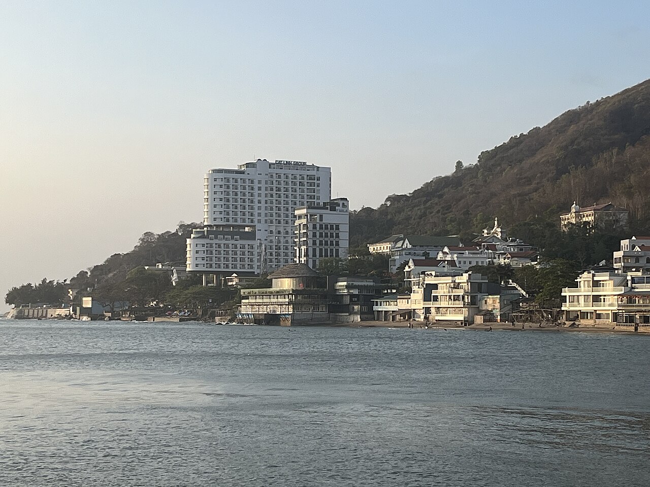 Núi Nhỏ nhìn từ đường Trần Phú