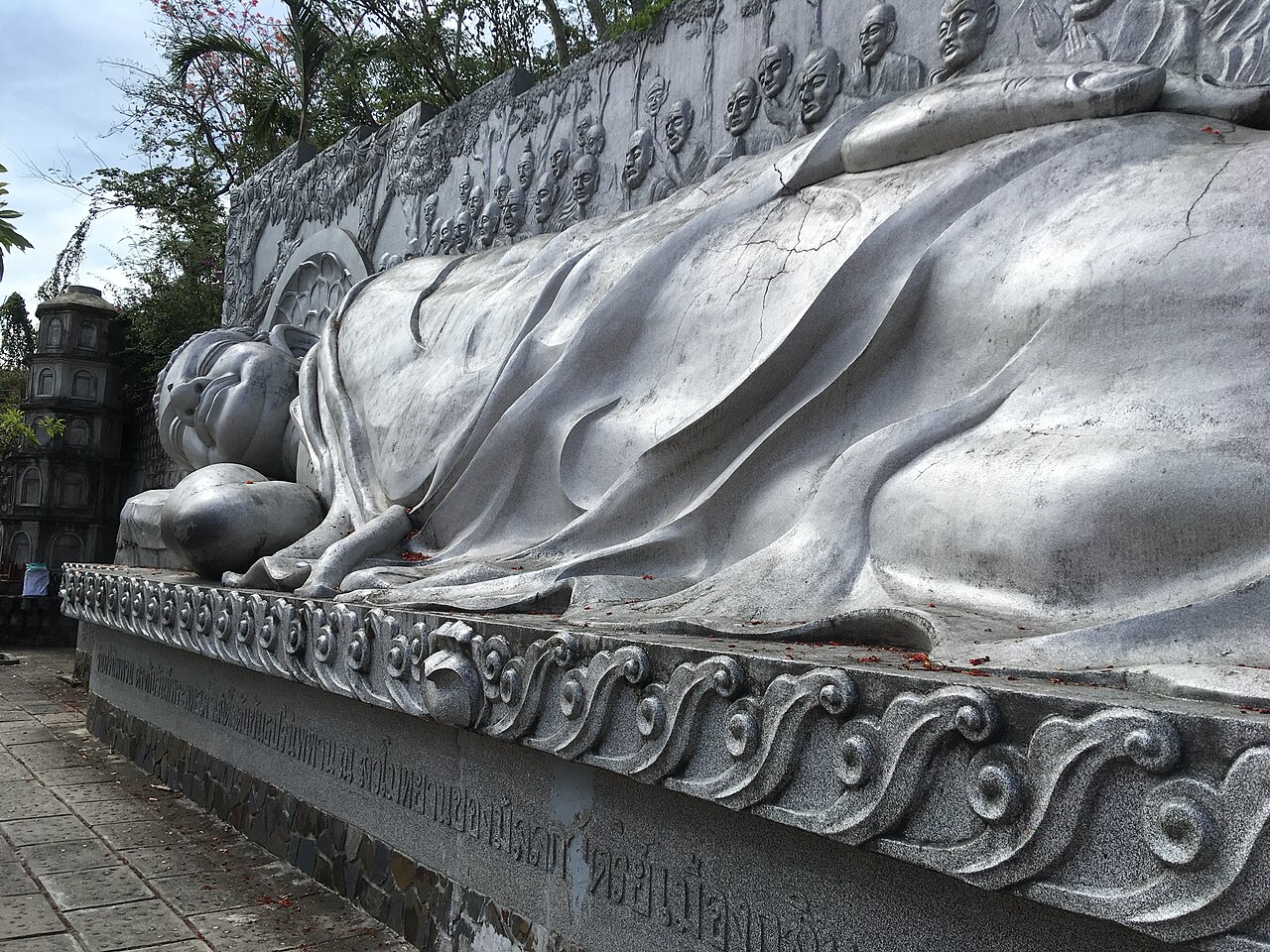 Tượng Phật nằm ở chùa Long Sơn