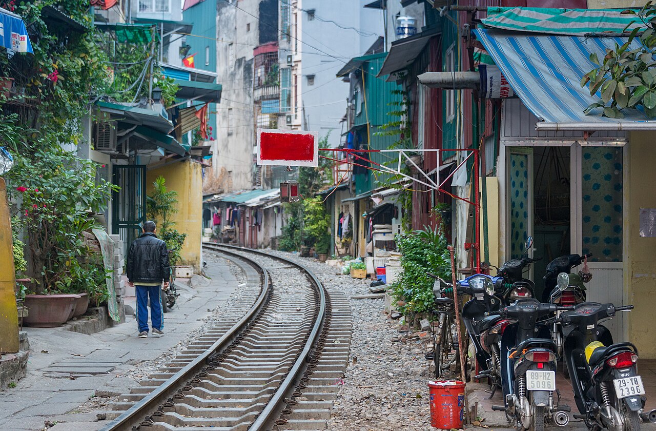 Đường sắt chạy sát nhà dân ở Hà Nội