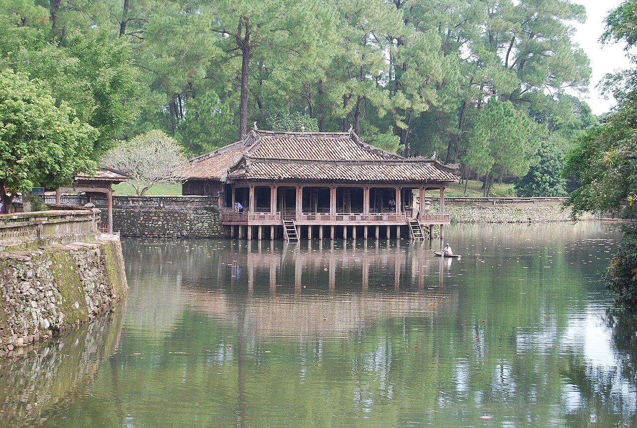 Khung cảnh bên hồ trong lăng Tự Đức