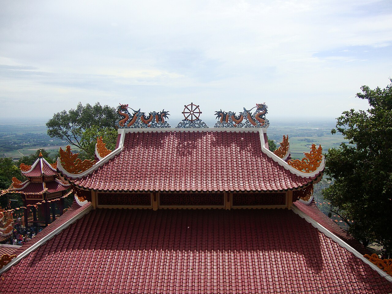 Lưỡng long chầu trên mái chùa Bà