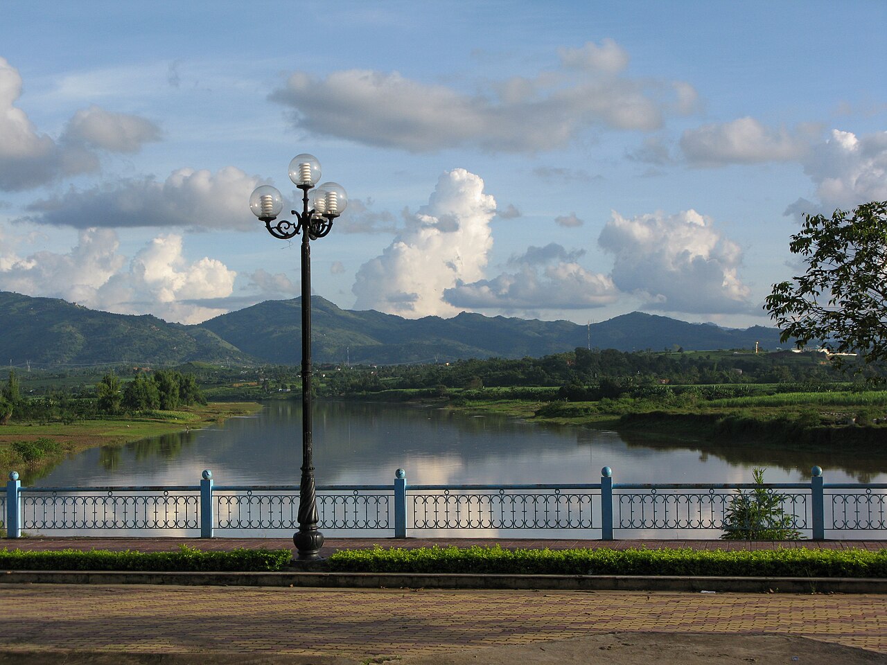Bờ sông Đắk Bla với núi xa