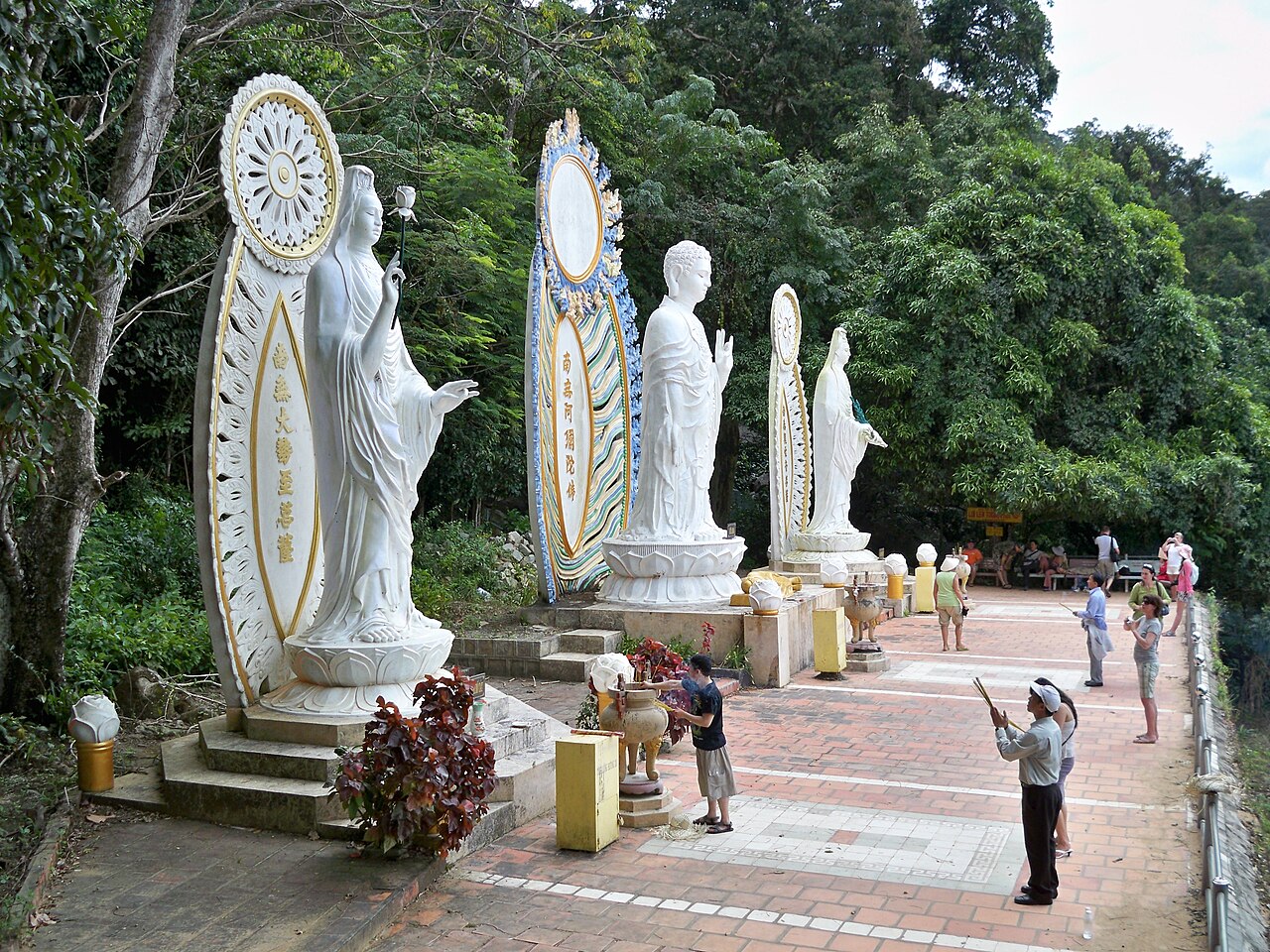 Tượng Phật trên chùa núi Tà Cú