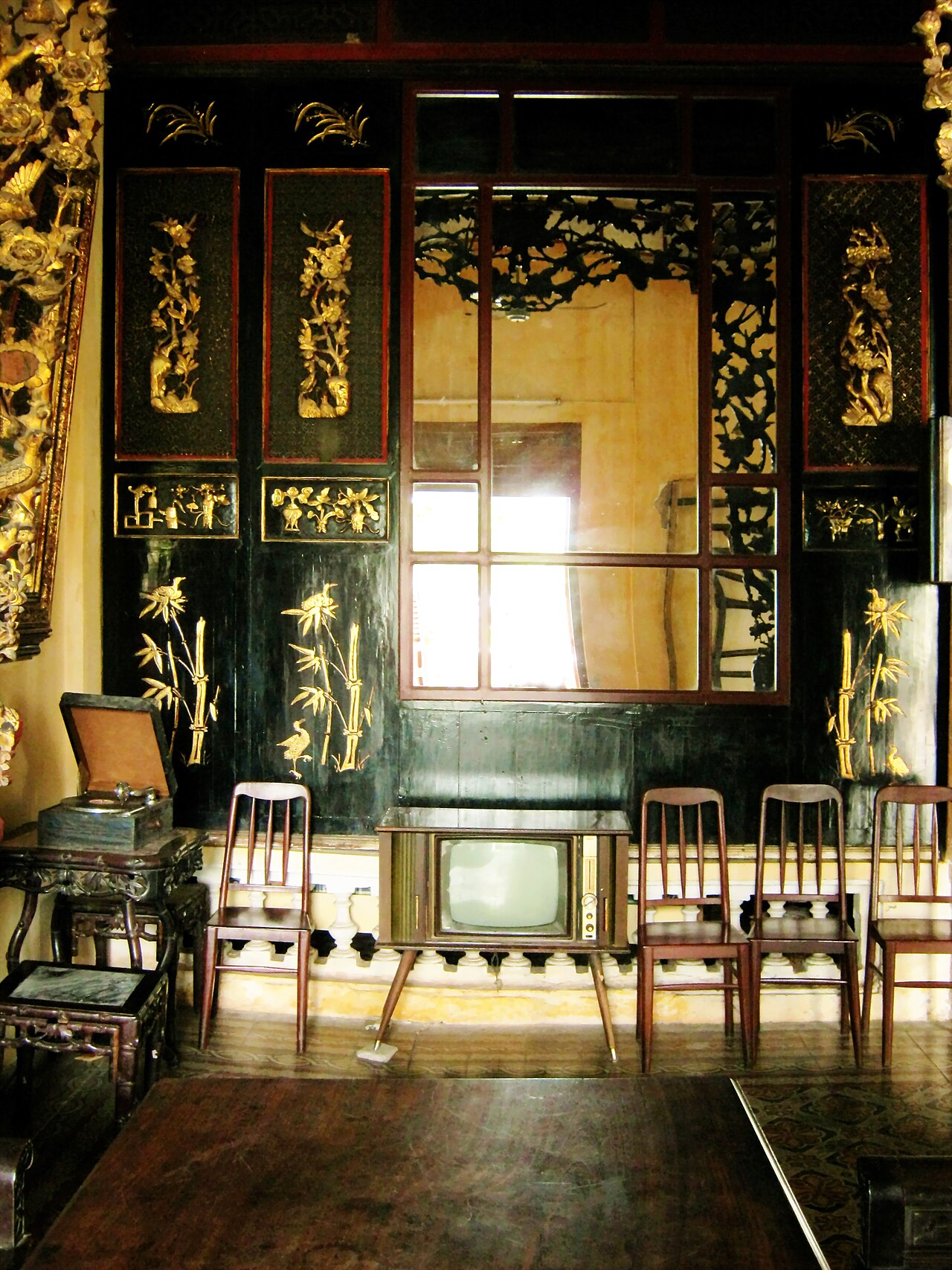 Đồ gỗ trong nhà cổ Huỳnh Thủy Lê