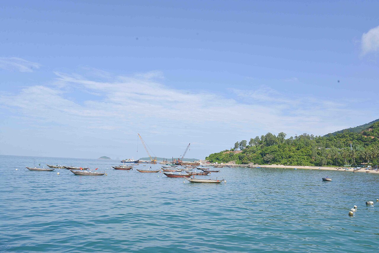 Thuyền neo đậu trong vịnh ở Cù Lao Chàm