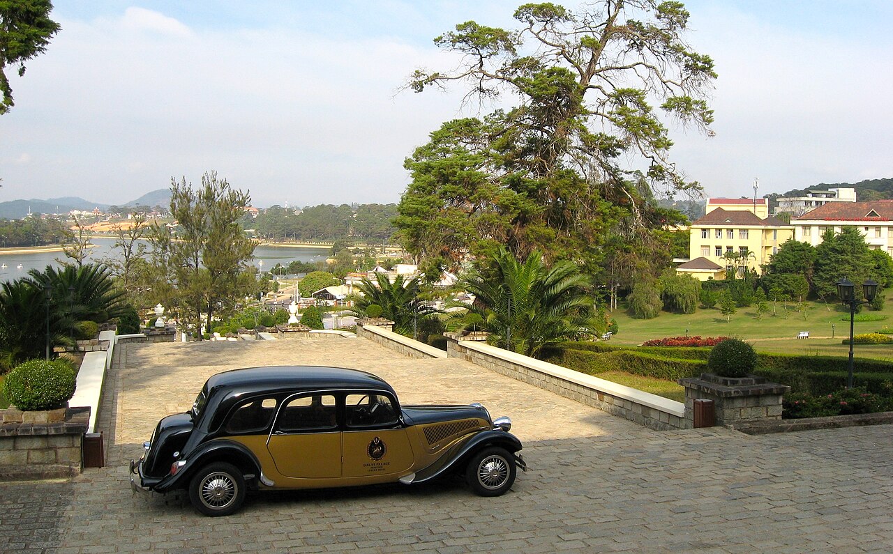 Khuôn viên khách sạn Dalat Palace nhìn ra hồ Xuân Hương