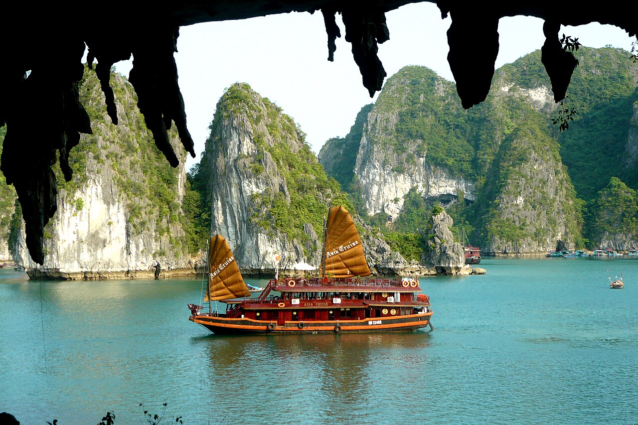 Du thuyền Hạ Long 1 ngày: lịch trình, chi phí và kinh nghiệm cho chuyến đi trong ngày