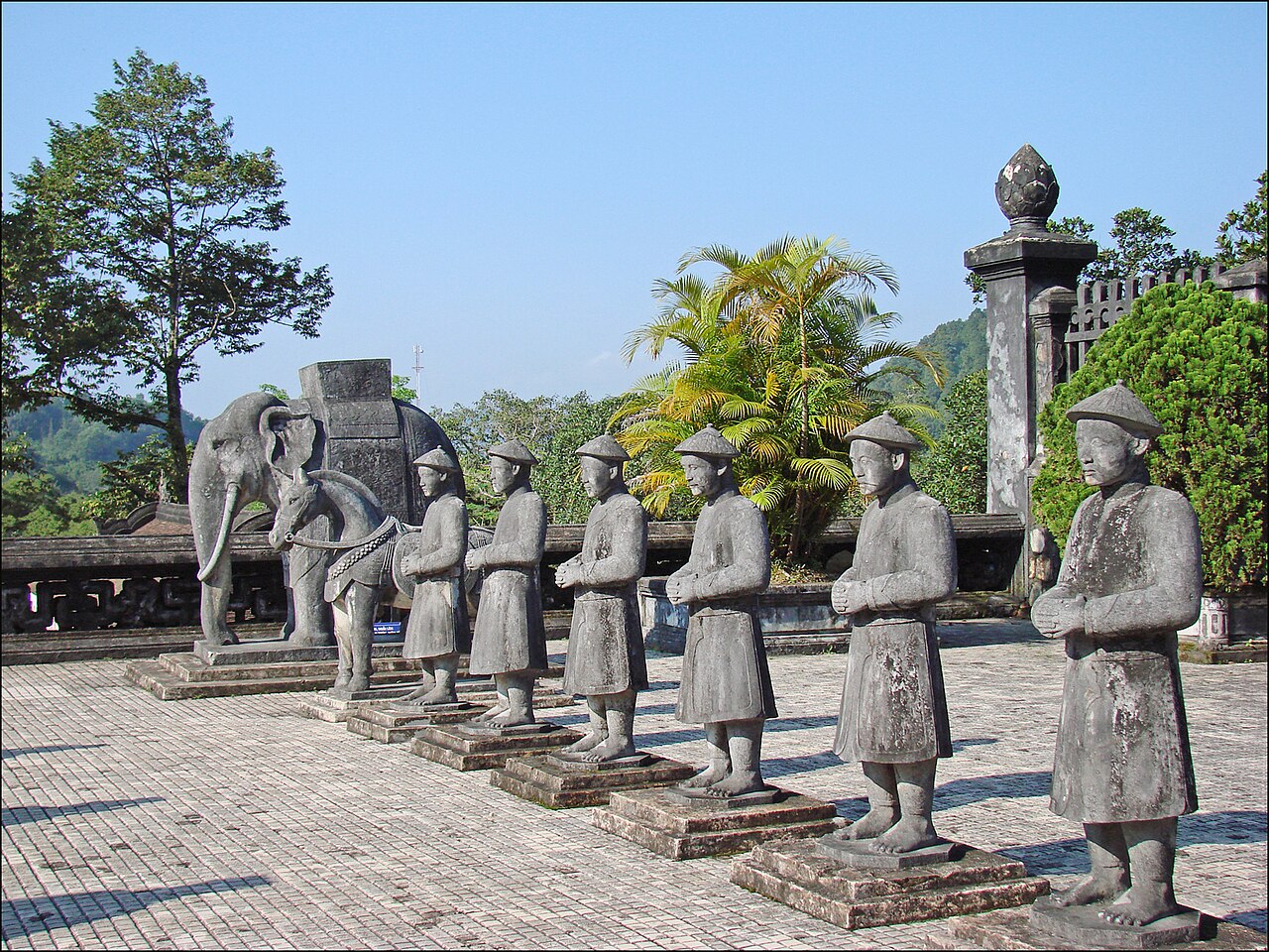 Hàng tượng quan văn võ ở lăng Khải Định
