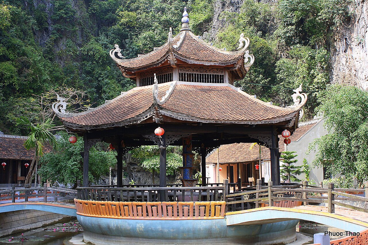 Cố Viên Lầu giữa núi non Ninh Bình