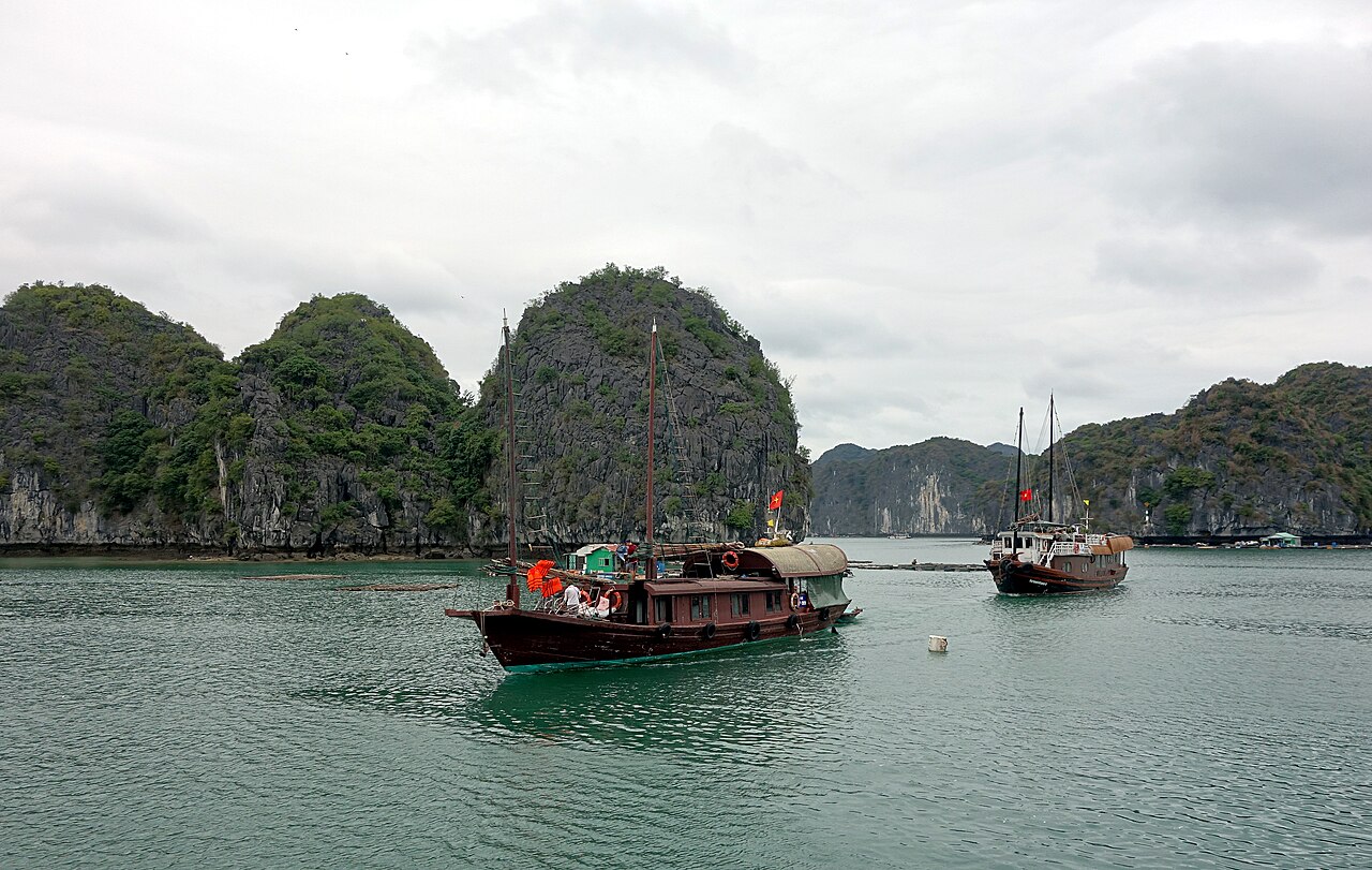 Du thuyền trên mặt nước phẳng lặng ở vịnh Lan Hạ