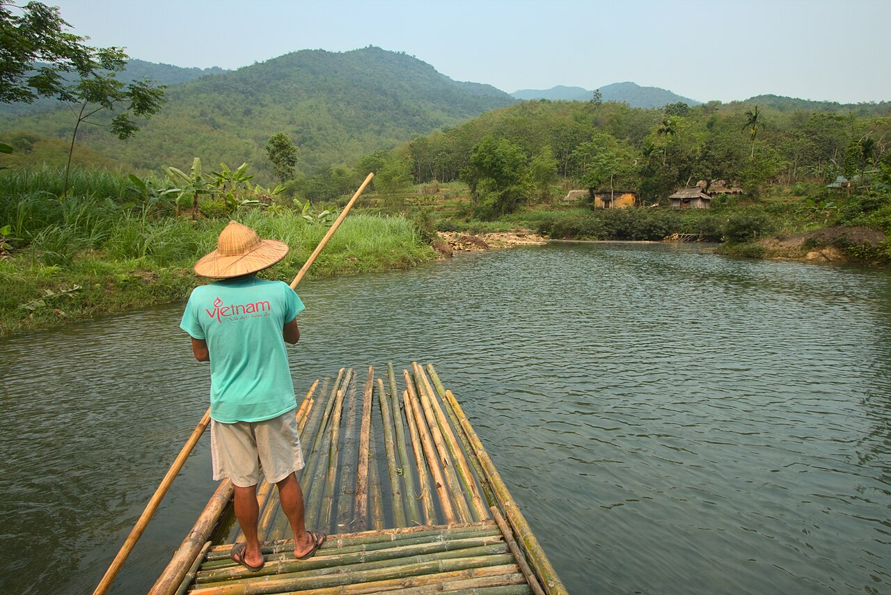 Người dân chống bè tre trên mặt nước