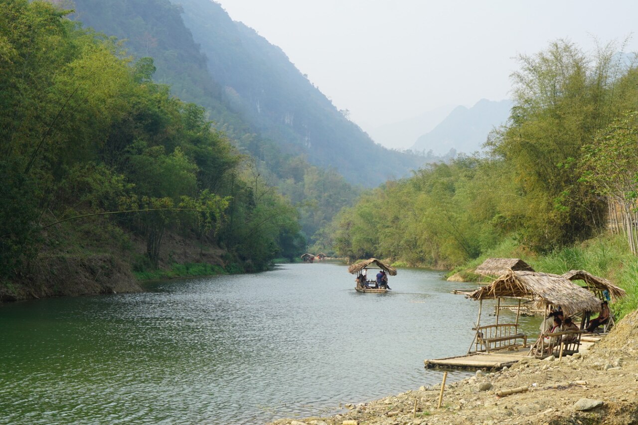 Bè tre trên dòng sông ở Pù Luông
