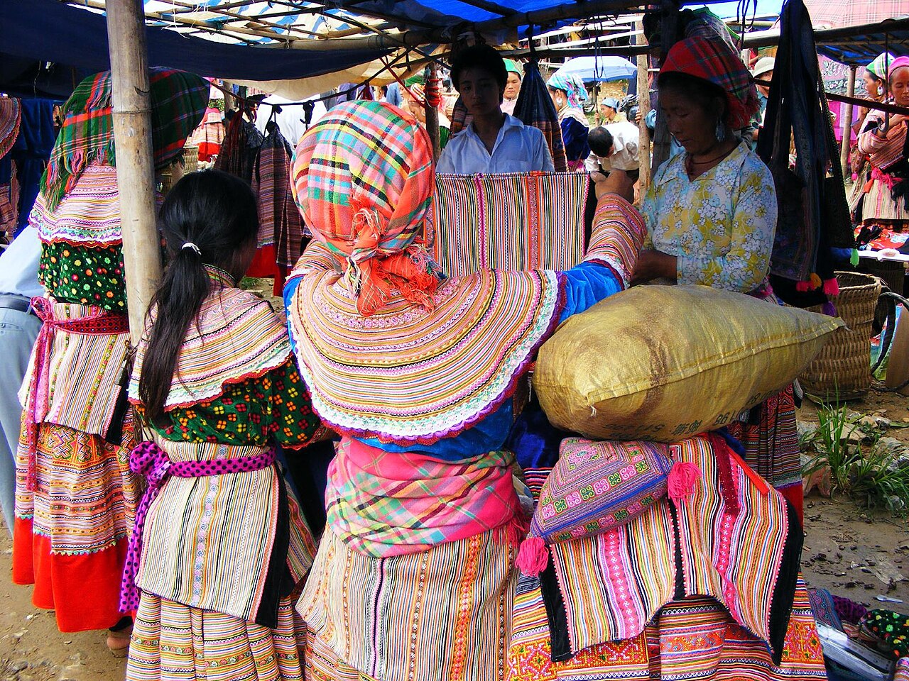 Phụ nữ Mông Hoa ở chợ Bắc Hà