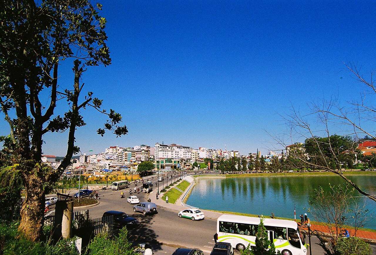 Cầu Ông Đạo bên hồ Xuân Hương