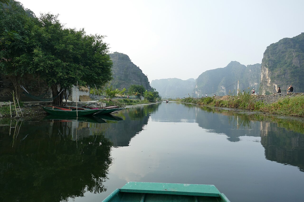 Thuyền nan chờ khách ở bến Tam Cốc