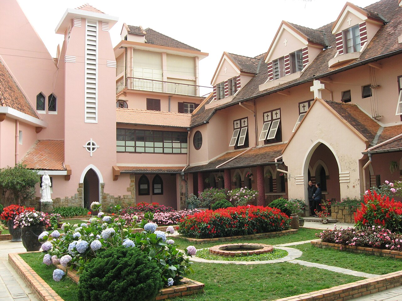 Kiến trúc màu hồng của Domaine de Marie