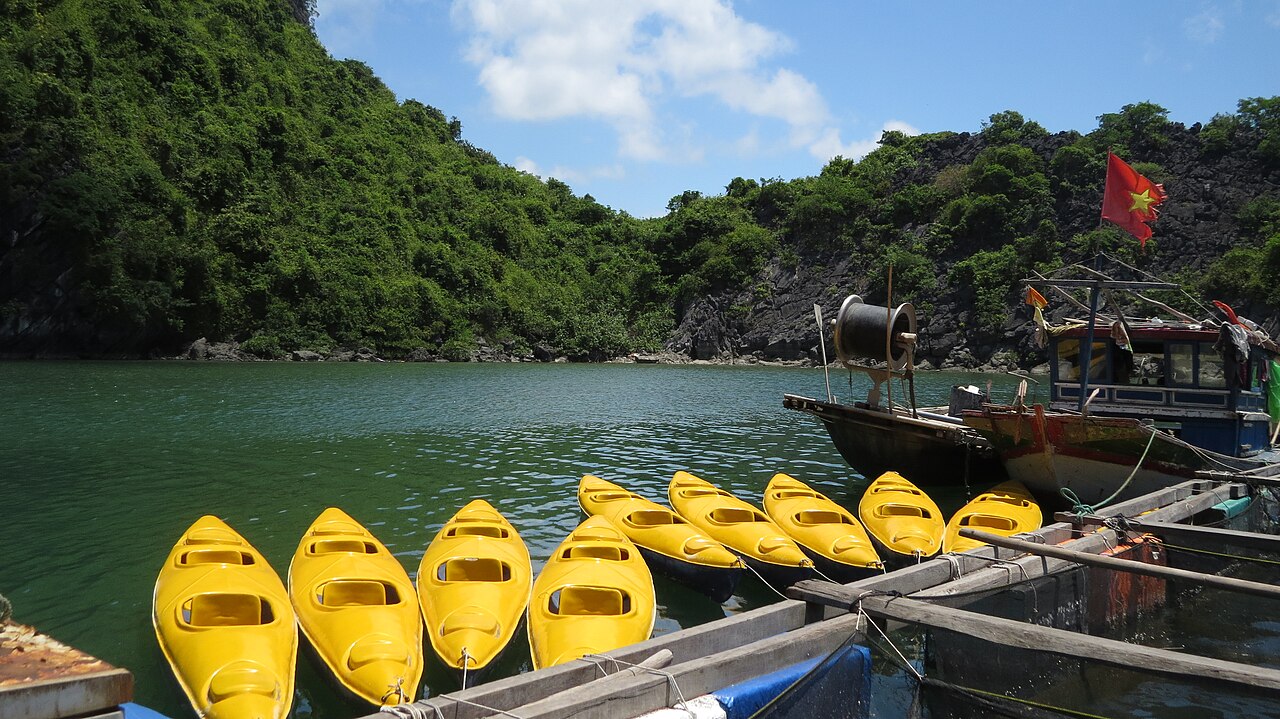 Những chiếc kayak xếp tại bến nổi ở Cát Bà