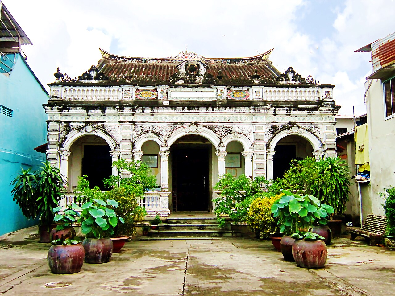 Nhà cổ Huỳnh Thủy Lê giữa cây xanh