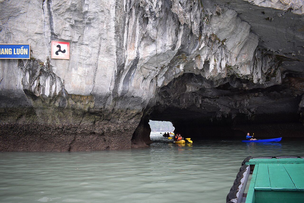 Thuyền kayak đi qua cửa hang Luồn, vịnh Hạ Long