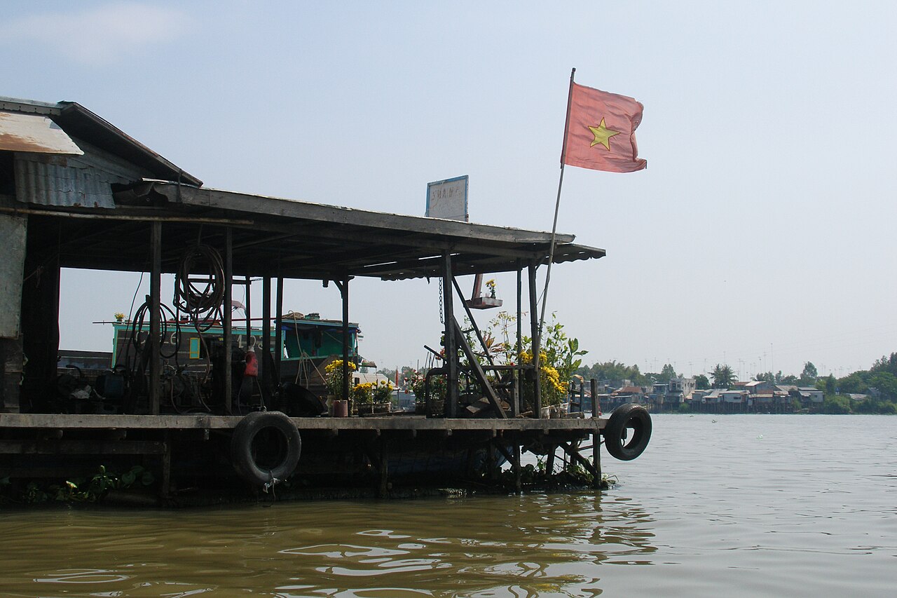 Nhà bè nuôi cá trên sông ở Châu Đốc