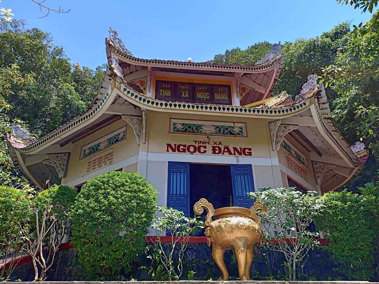 Tịnh xá Ngọc Đăng bên Đông Hồ